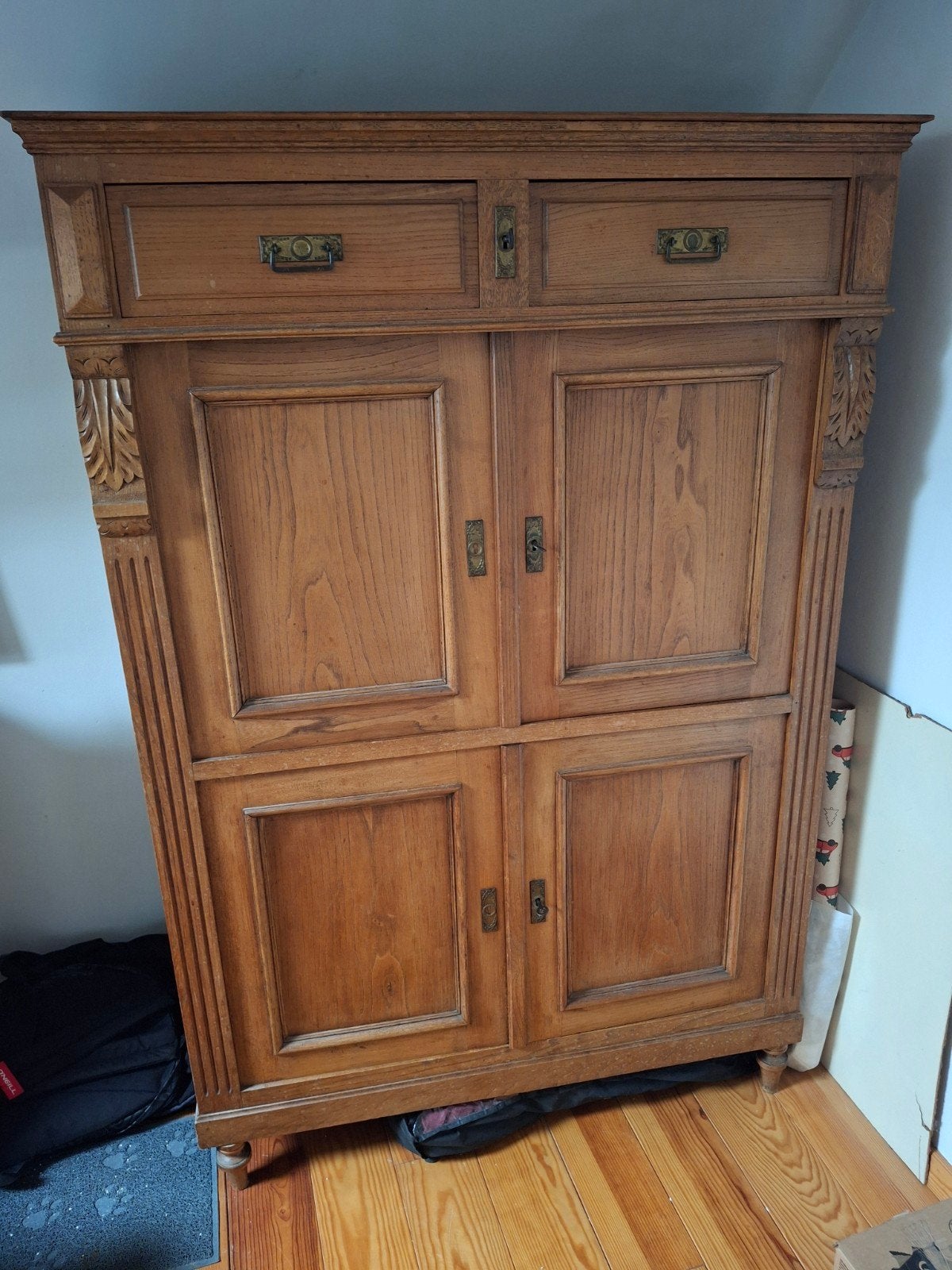 Grande armoire ancienne en bois massif, Maison & Meubles, Enlèvement, Utilisé