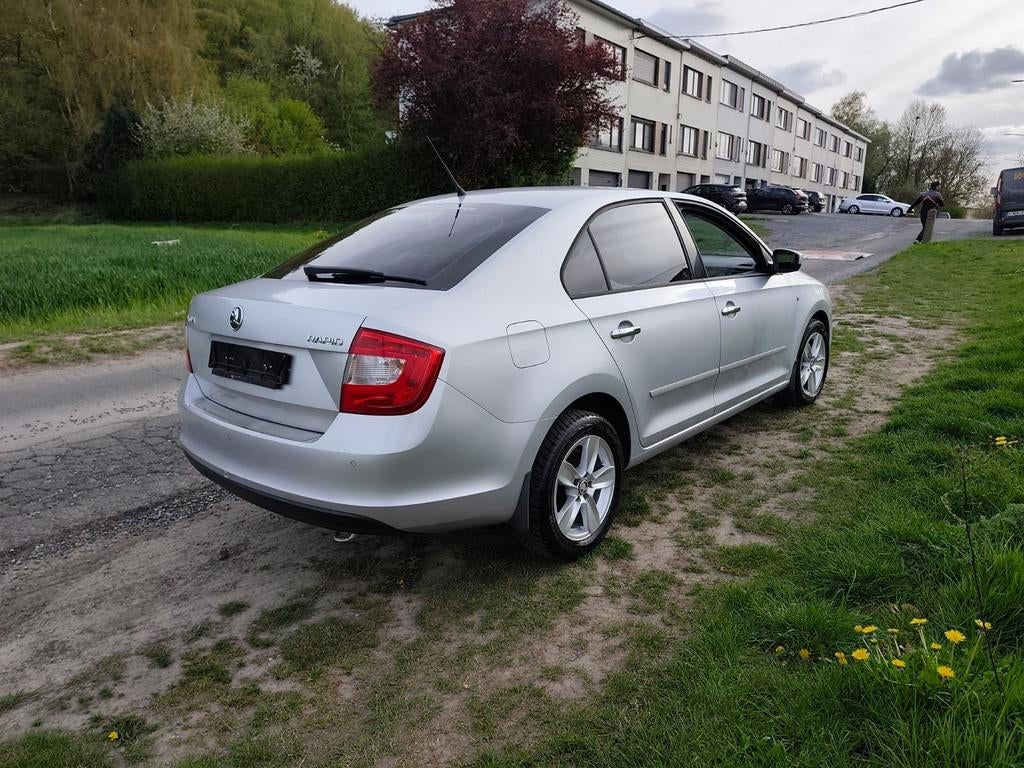 Skoda rapid à vendre, Auto's, Skoda, Particulier, Rapid, Bluetooth, Radio, Benzine, Handgeschakeld, Ophalen