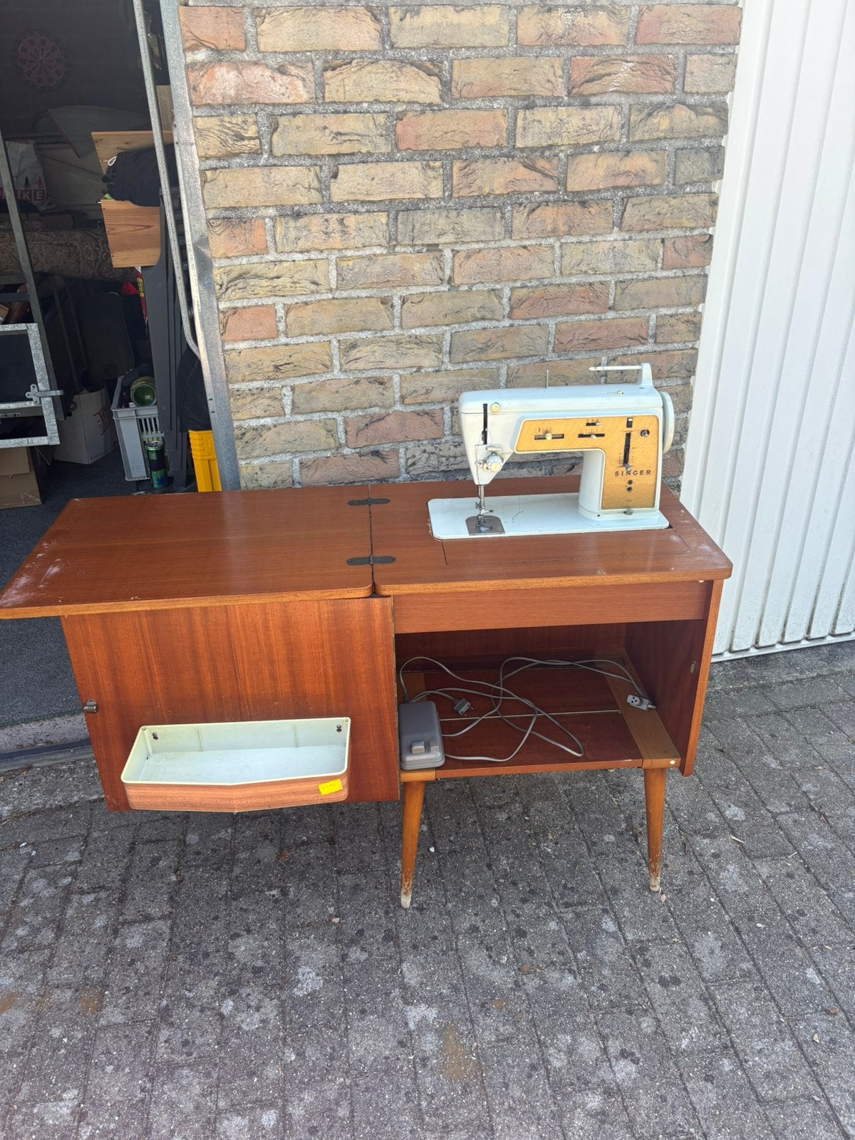 Retro naaimachine singer werkend, Enlèvement