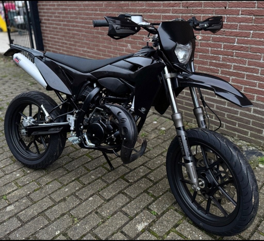 Sherco sm 50 r 2024 met slechts 4000km, 6 versnellingen, Zo goed als nieuw, 50 cc, Ophalen