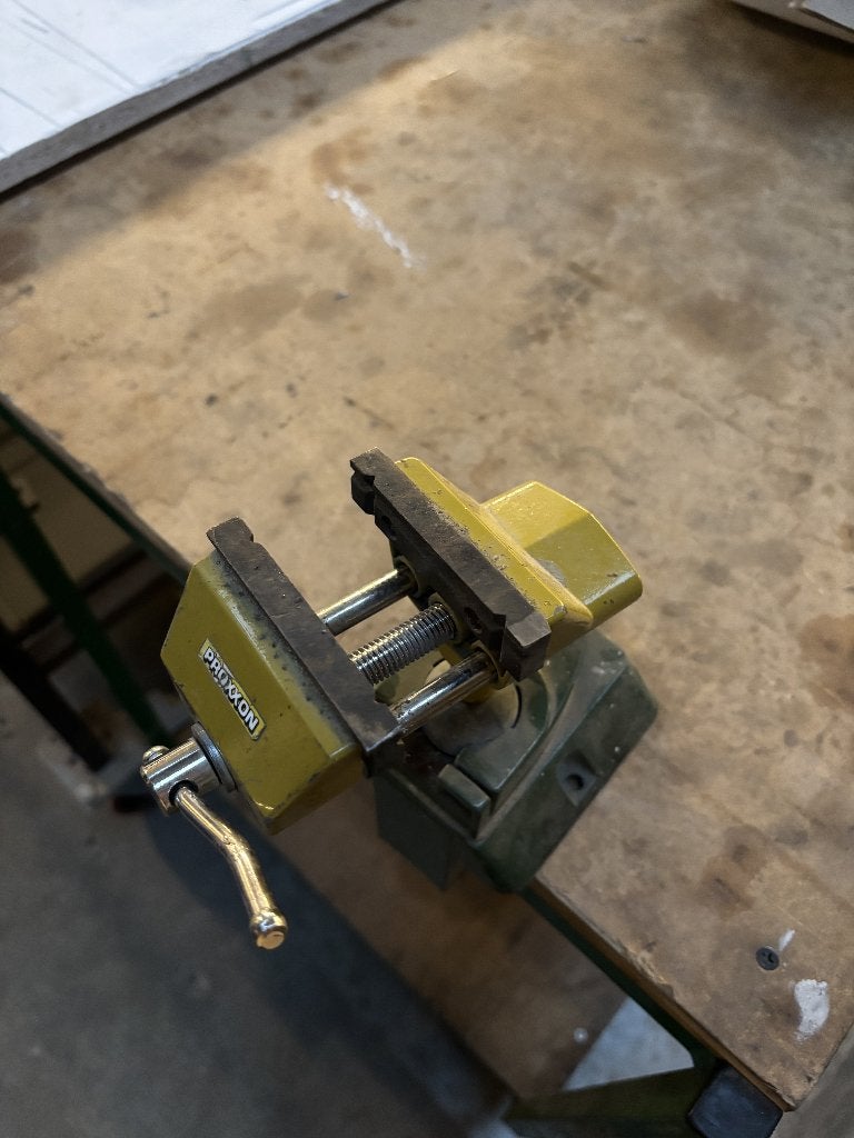 Proxxon fijnmechanische bankschroef met kogelgewricht, Bricolage & Construction, Enlèvement ou Envoi, Utilisé, Moins de 70 cm