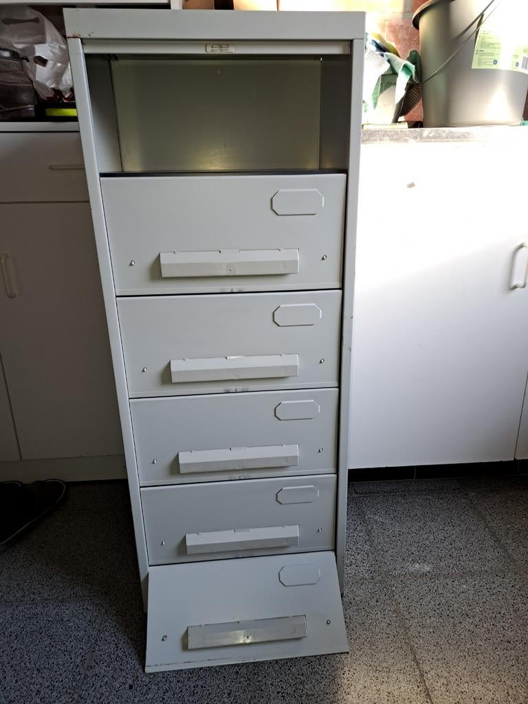 Bureau kastje., Huis en Inrichting, Kasten | Roldeurkasten en Archiefkasten, Ophalen