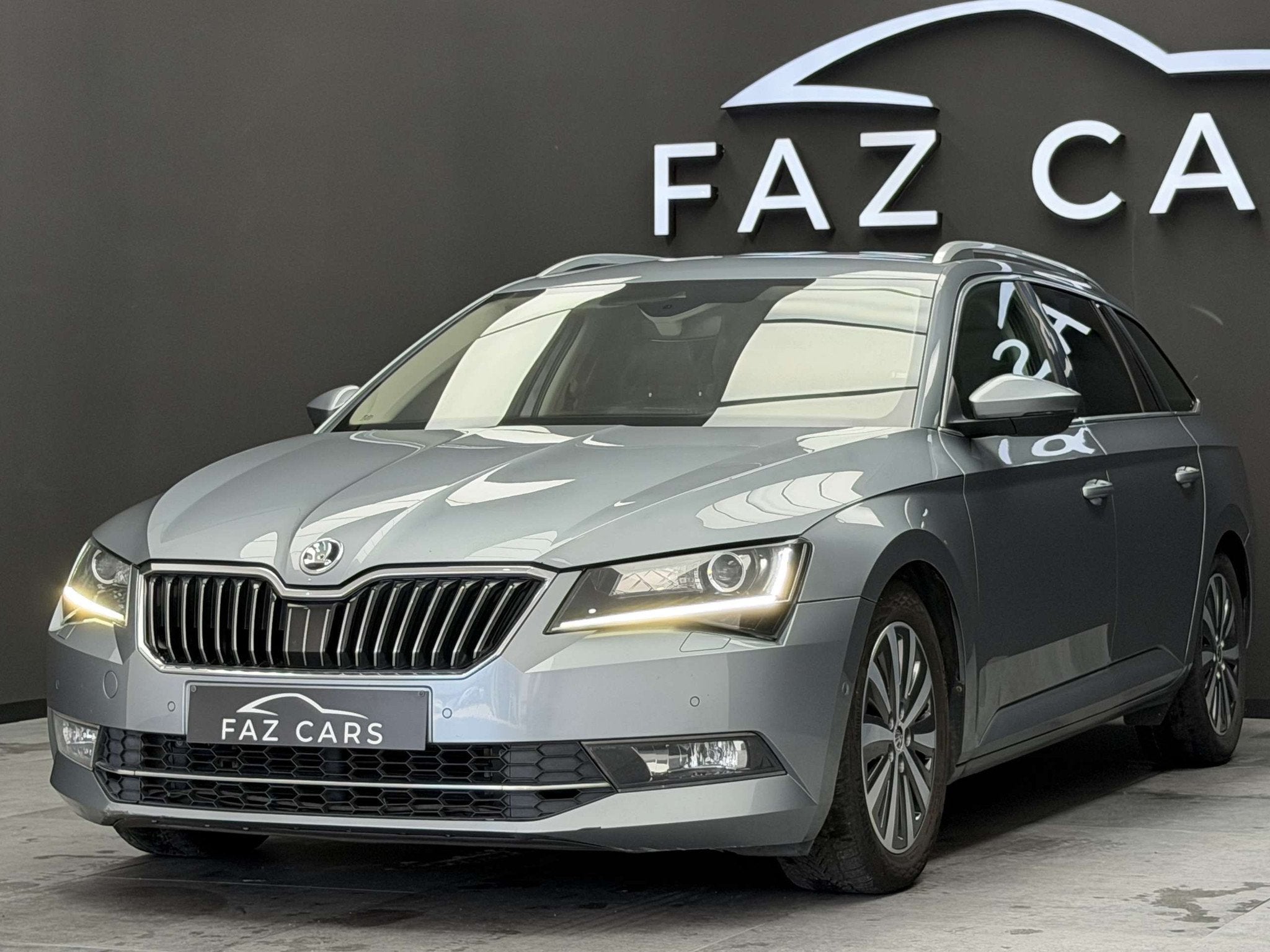 Skoda Superb SW 1.6 CR TDi GreenLine Style * CUIR + GPS + RE, Autos, Skoda, Cuir, Argent ou Gris, Achat, Euro 6