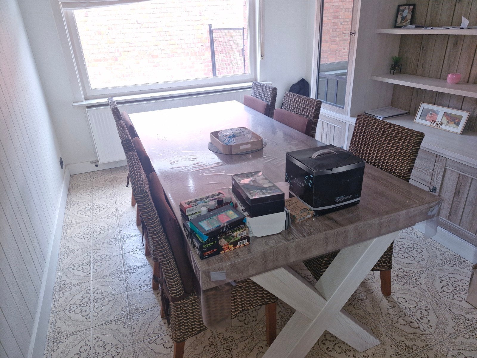 Tafel en 6 Stoelen Grote Kast