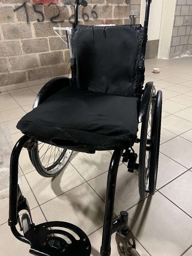 Fauteuil roulant Quickie - largeur d'assise 43 cm - bon état, Divers, Chaises roulantes, Enlèvement, Pliant, Utilisé, Fauteuil roulant manuel