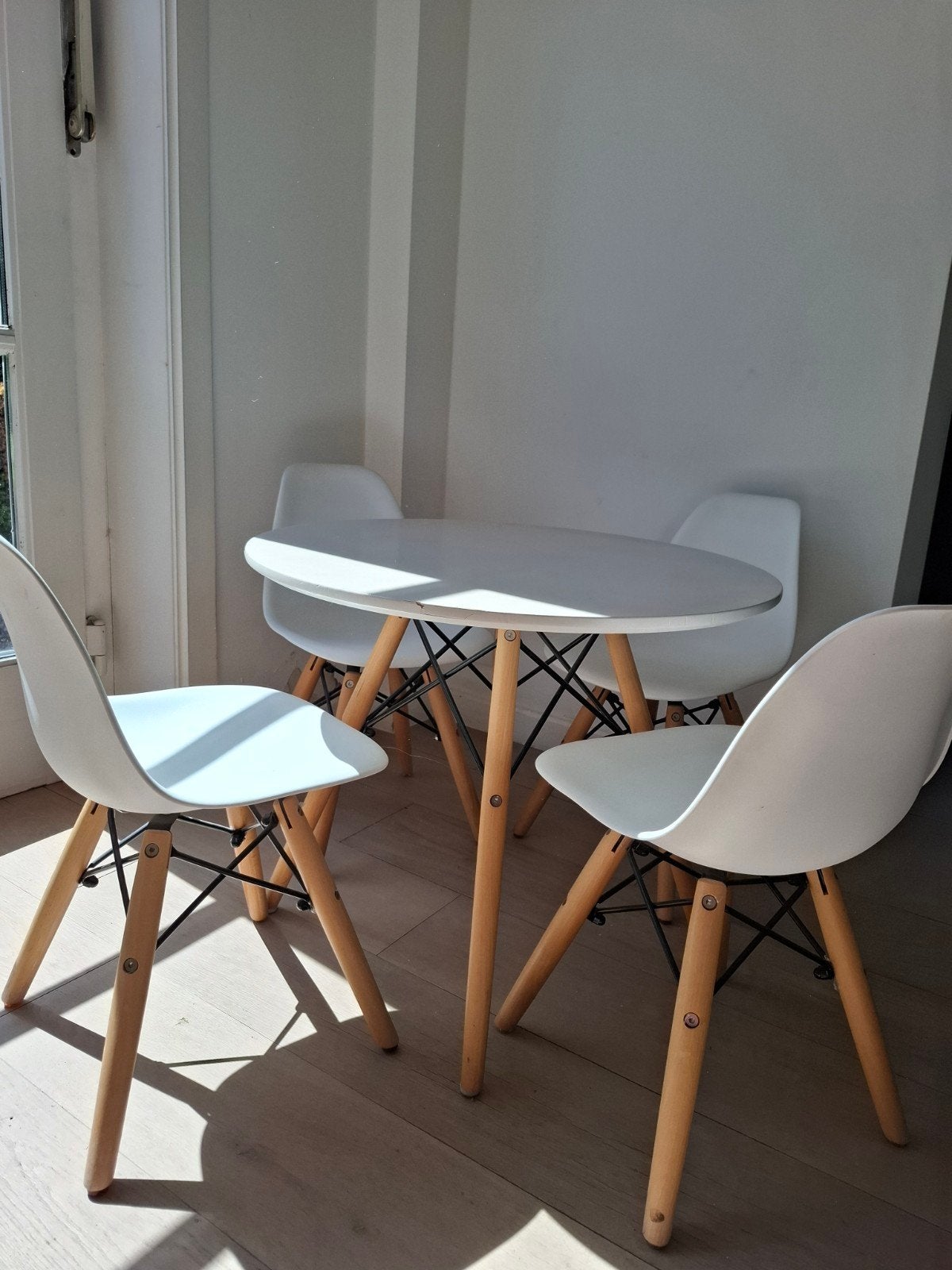 prachtig wit kindertafeltje en 4 stoeltjes, Kinderen en Baby's, Kinderkamer | Tafels en Stoelen, Ophalen, Tafel(s) en Stoel(en)