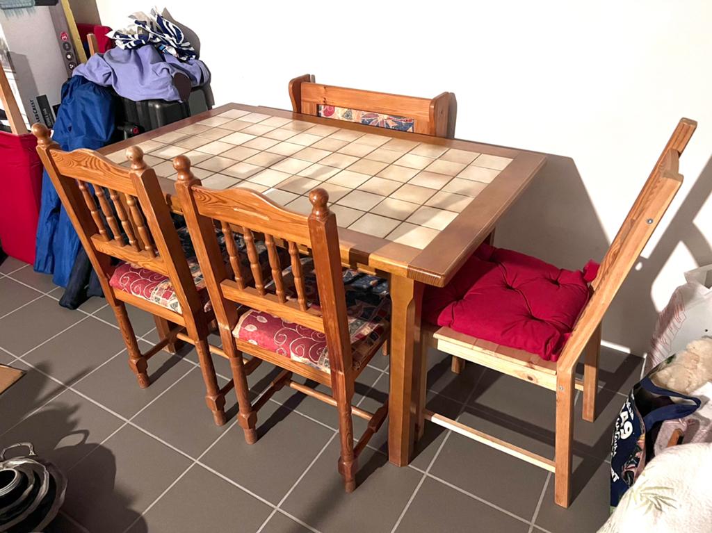 Table et ses chaises, Ophalen, Zo goed als nieuw