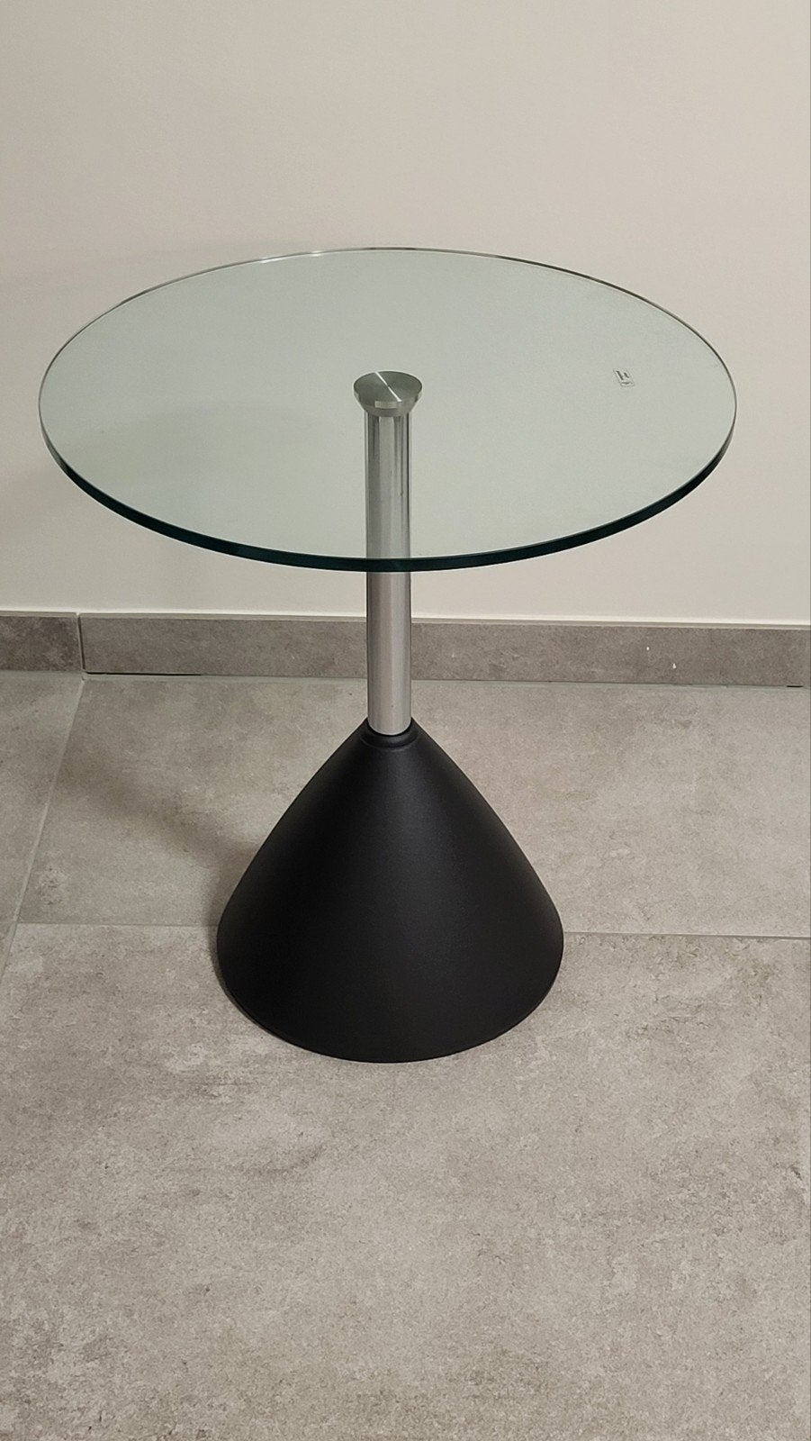Bijzettafel in gehard glas met zwarte voet, Huis en Inrichting, Tijdloos en stijlvol, Minder dan 55 cm, Rond, Nieuw