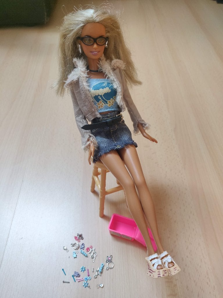 Barbie met vervangbare oorbellen + krukje, Ophalen, Gebruikt, Barbie