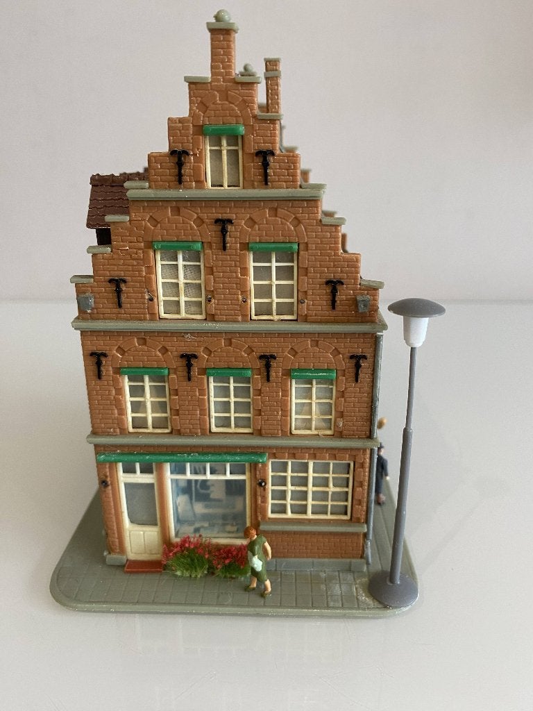 HO Kibri 8302 hoekhuis met winkel (527*2), Overige merken, Gebruikt, Gelijkstroom of Wisselstroom, Brug, Tunnel of Gebouw