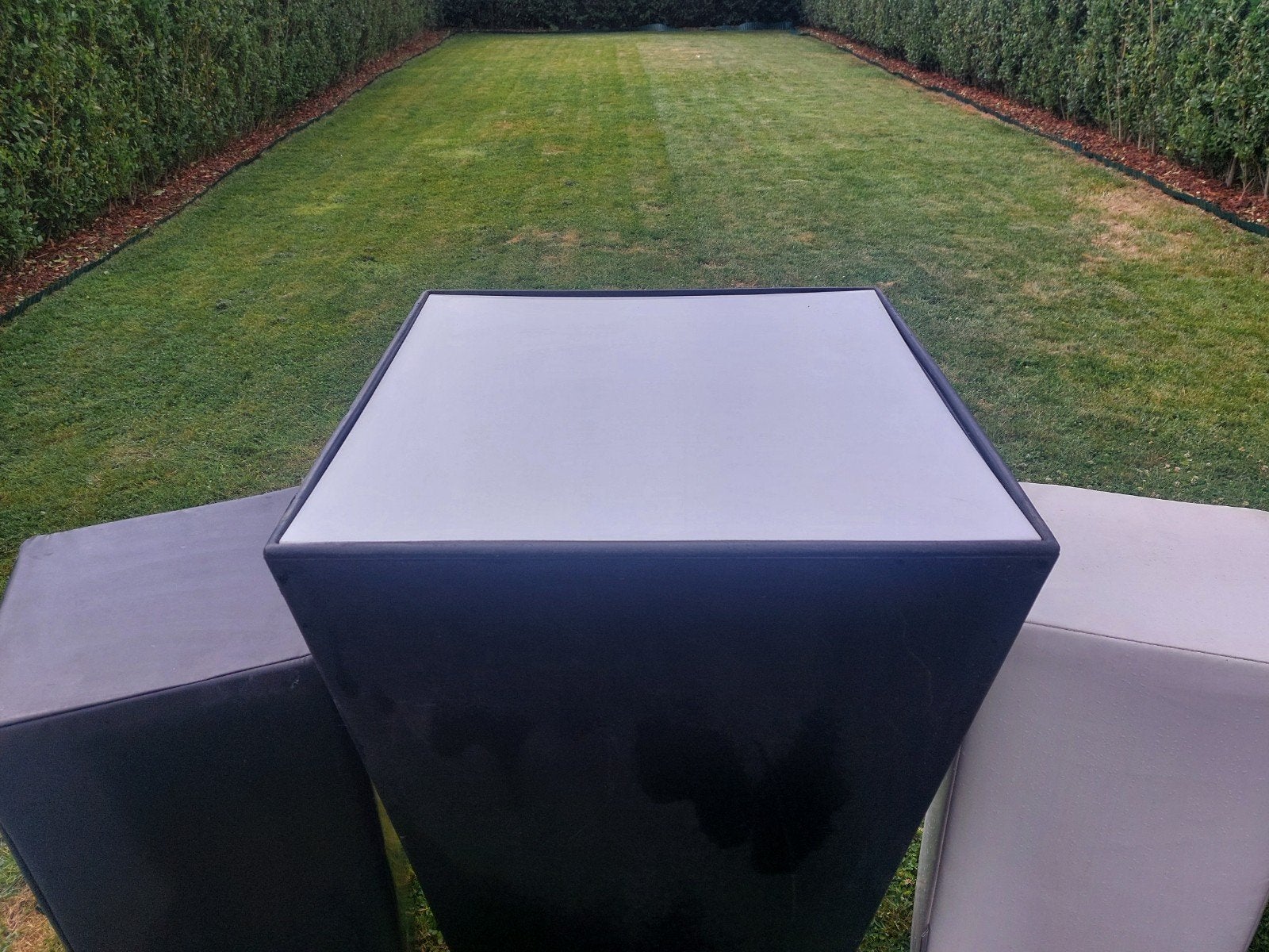 Leuk tuinset,1 tafel hoogte 111cm en 4 zitpoefjes 80 cm hoog, Jardin & Terrasse, Accessoires mobilier de jardin, Enlèvement