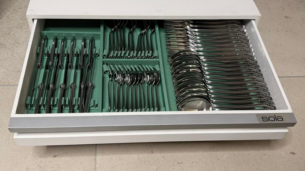 Sola complete bestekset in cassette - 12 personen, Huis en Inrichting, Ophalen, Zo goed als nieuw