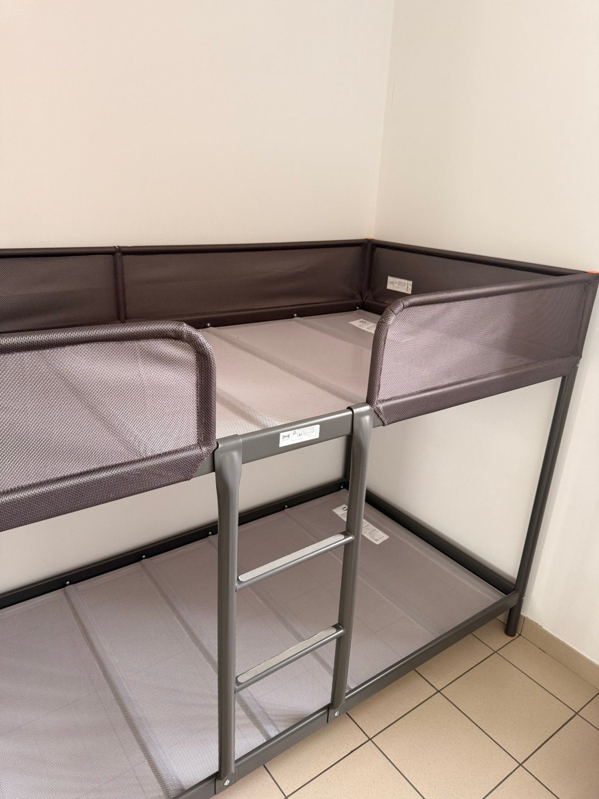 Stapelbed IKEA TUFFING, donkergrijs, 90x200 cm — €75, Maison & Meubles, Enlèvement, Comme neuf, Lits superposés