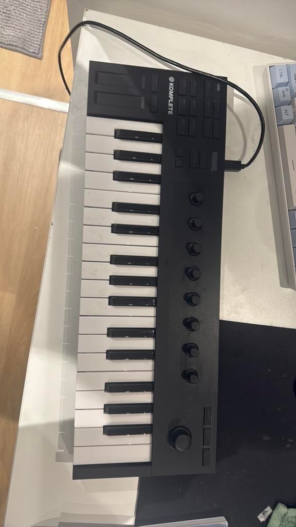 Komplete kontrol M32 - comme neuf, Musique & Instruments, Enlèvement ou Envoi, Comme neuf