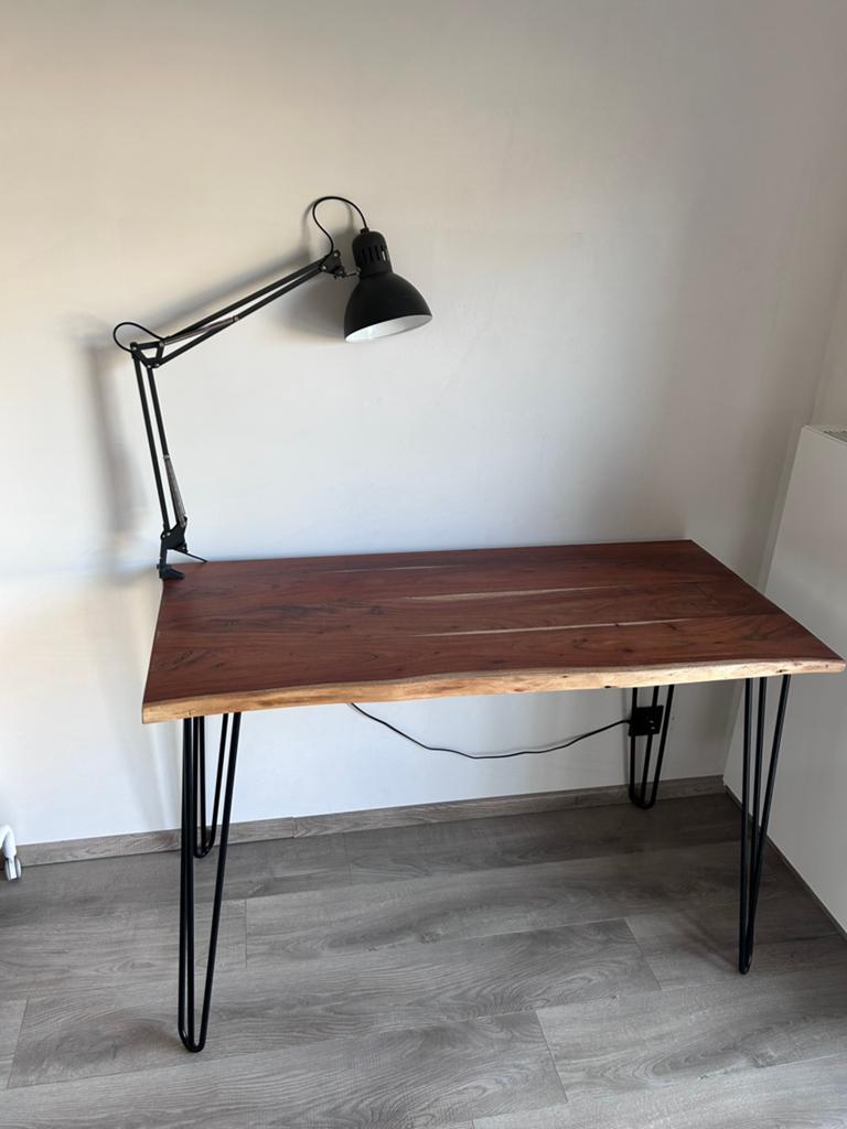 Minimalistisch bureau met lamp (~120x60), Ophalen, Zo goed als nieuw, Hout