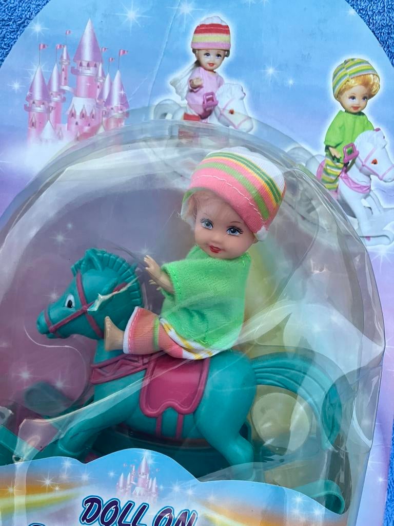 cheval à bascule & poupée - Doll on rocking horse, Enlèvement ou Envoi, Neuf