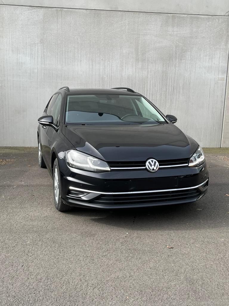 VOLKSWAGEN GOLF VARIANT / LEDER / PARKSENS / CAMERA, Voorwielaandrijving, 1300 kg, https://public.car-pass.be/vhr/e1f3d823-627f-44e4-b86a-317095c6c34b