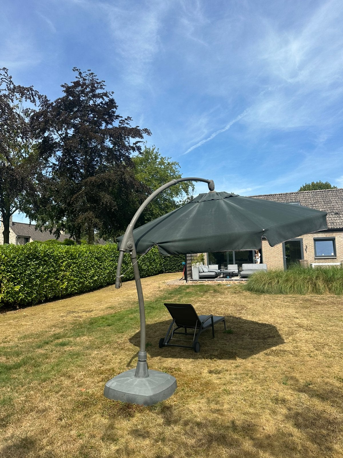 Grote zweefparasol met zware voet, Tuin en Terras, Ophalen, Zo goed als nieuw