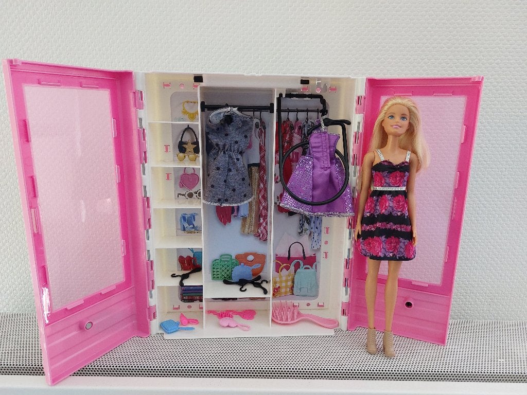 Barbie kledingkast inclusief pop , Ophalen, Gebruikt, Barbie