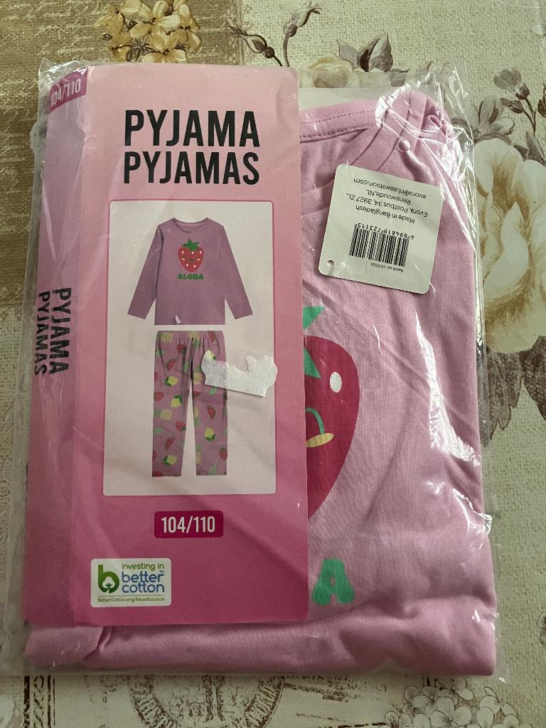 Nieuwe pyjama ' Aloha ' Maat 104 / 110, Ophalen of Verzenden, Nieuw, Meisje, Nacht- of Onderkleding