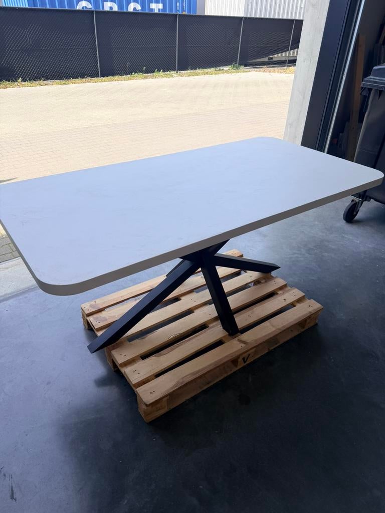 Tafel in microcement te koop, Huis en Inrichting, Tafels | Eettafels, Ophalen, Zo goed als nieuw