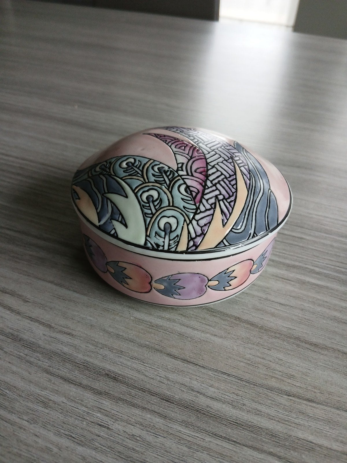Boîte en porcelaine peinte à la main de Malte, Enlèvement