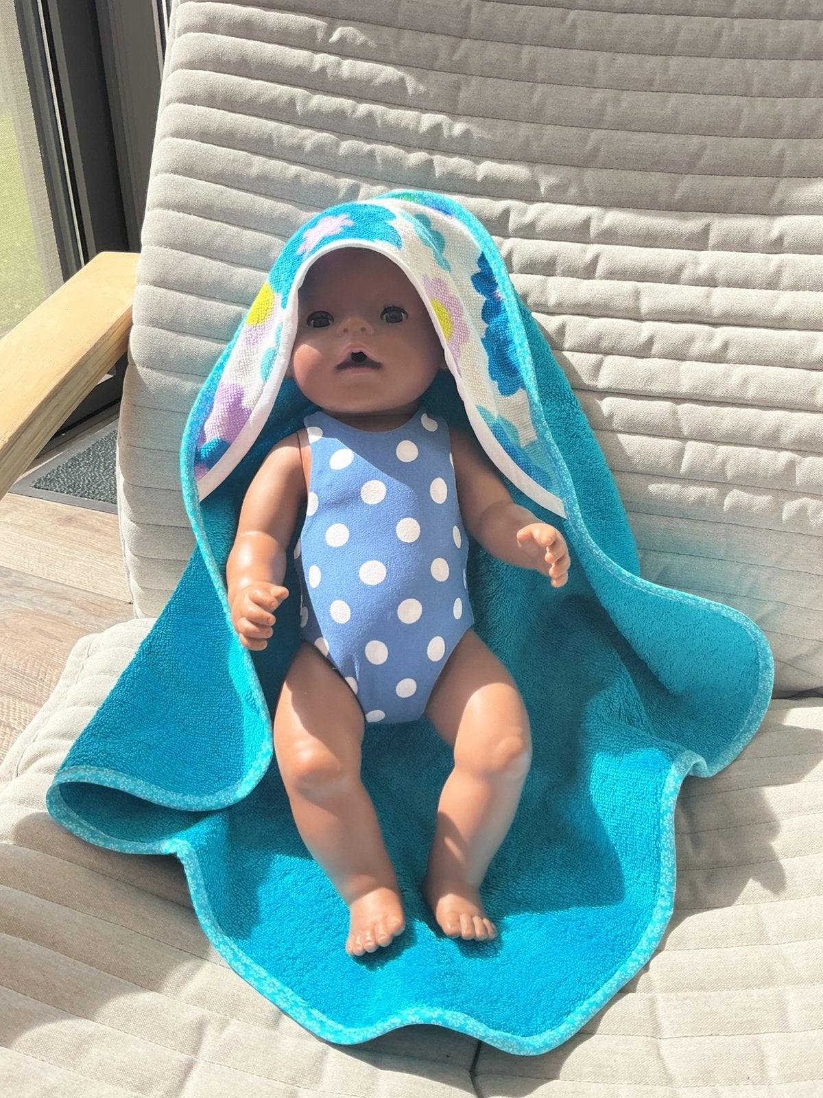 157. Babyborn: Nieuw blauw badpakje met kaphanddoek, Ophalen of Verzenden, Nieuw, Babypop