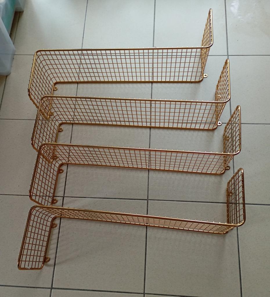 IKEA wandplank "Svenshult" goudkleurig, Huis en Inrichting, Woonaccessoires | Krantenbakken en Lectuurbakken, Ophalen
