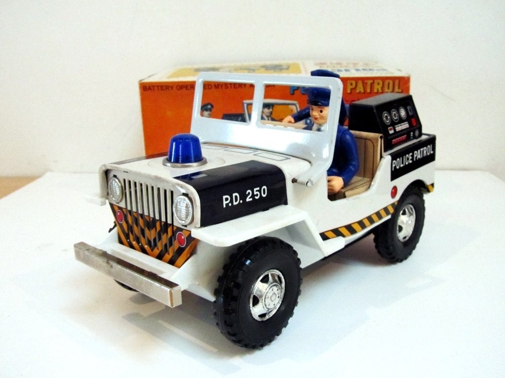 Police Patrol Jeep Willy's Daiya Japan Mystery Action Tôle, Autres marques, Enlèvement ou Envoi, Voiture, Plus grand que 1:32