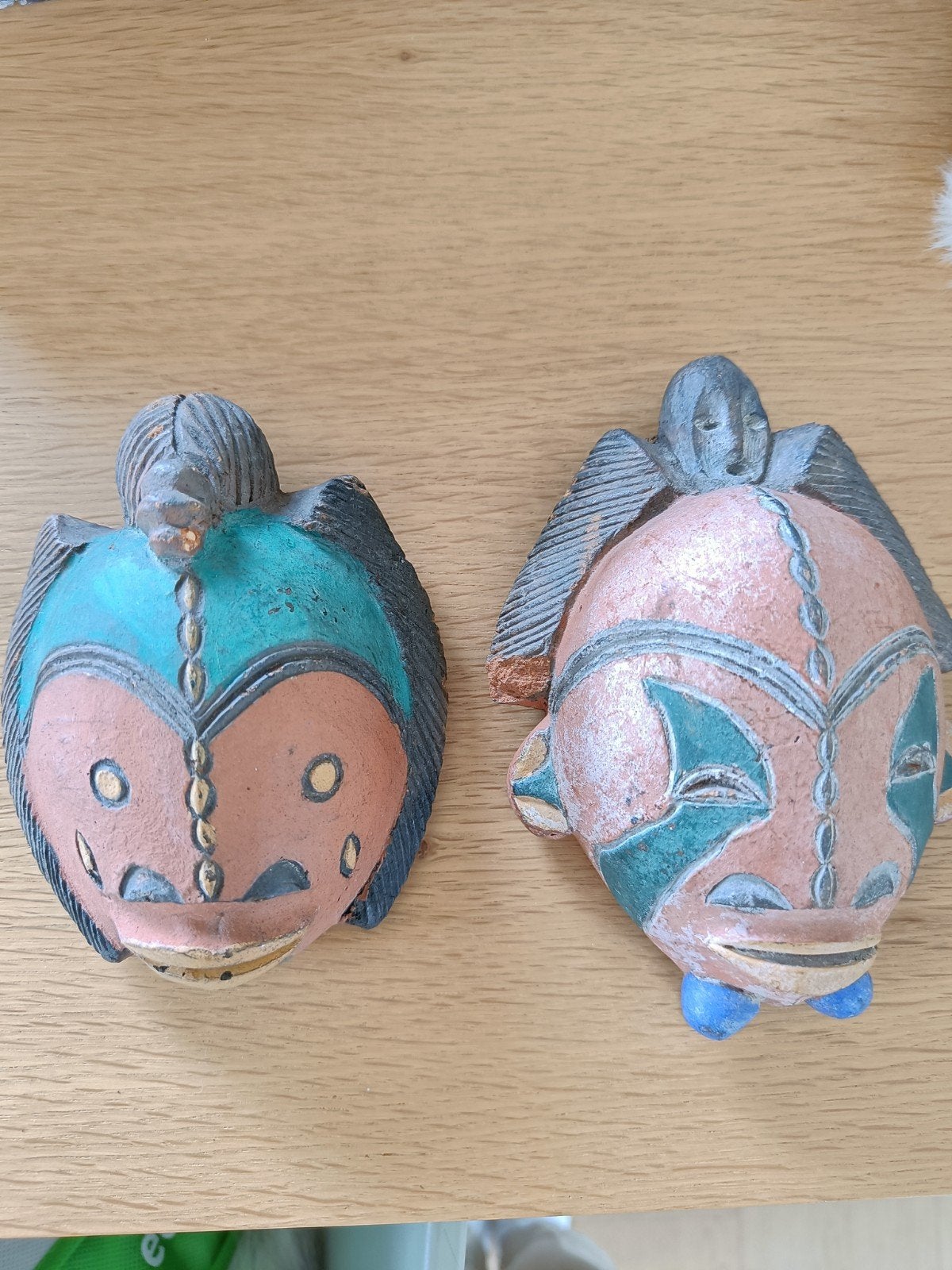 afrikaanse maskers terracotta, Ophalen