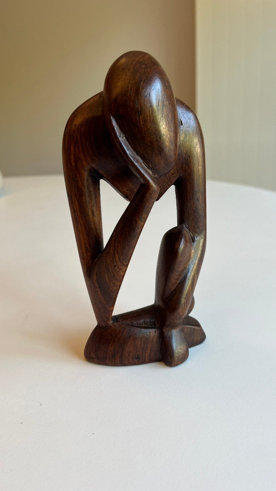 Statuette en bois signée, Enlèvement, Bois