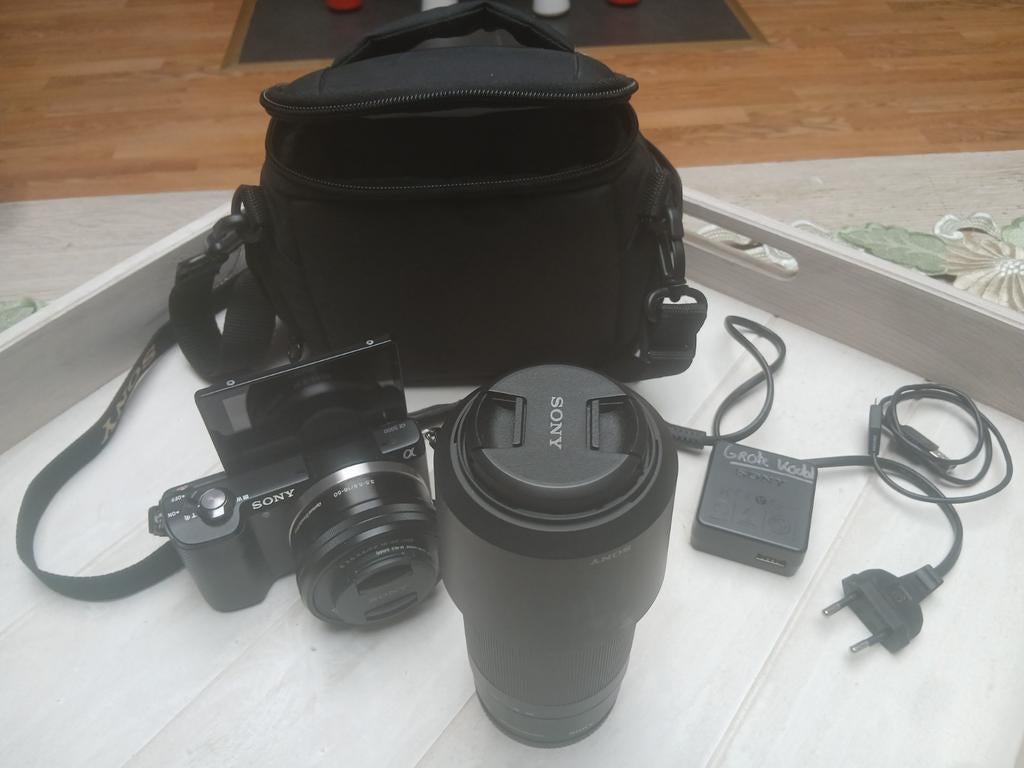 Alpha a5000 Digitale Camera + 16 50mm + 55 210mm Lenzen, Enlèvement, Comme neuf, Prisme de Porro (coudées), Avec housse ou sac