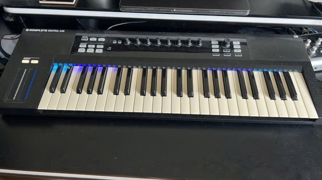 NI Komplete Kontrol S49 — parfait état, guide d'éclairage, Musique & Instruments, Enlèvement, Utilisé