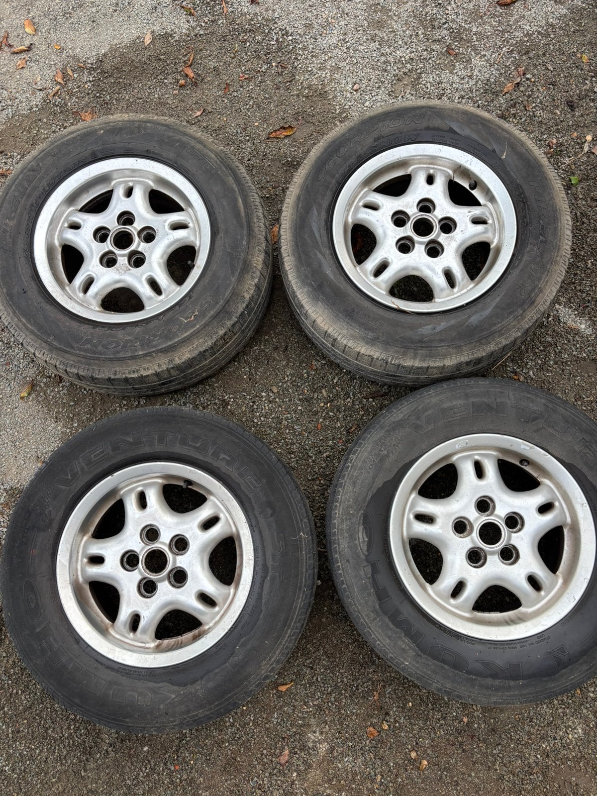Velgen met band komend van een land rover discovery 2, Autos : Pièces & Accessoires, Pneus et Jantes, Pneus hiver, 255 mm, 16 pouces