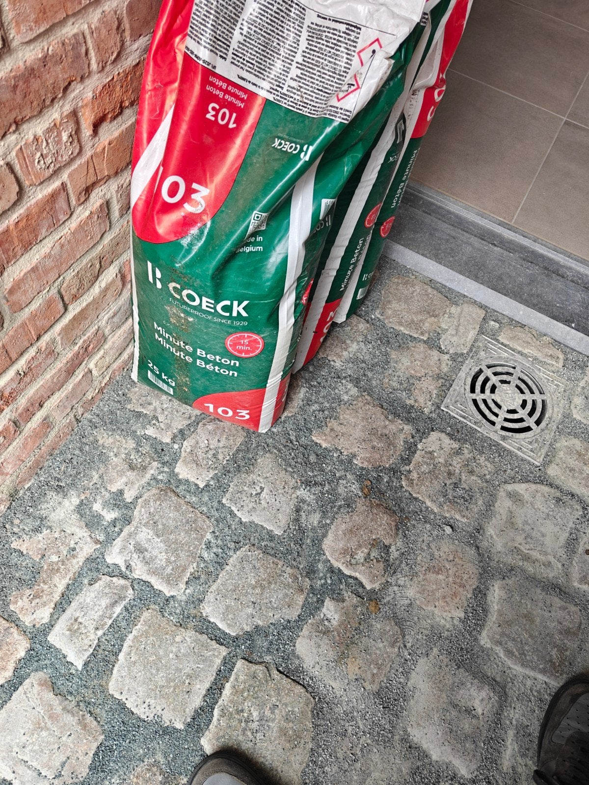 3 zakken snelbeton, Ophalen