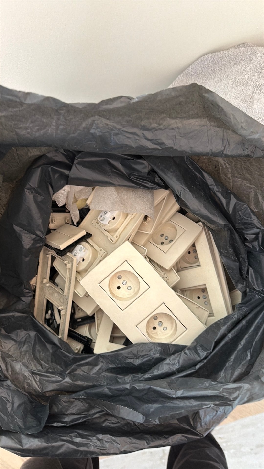 Niko stopcontacten en schakelmateriaal, Ophalen, Zo goed als nieuw