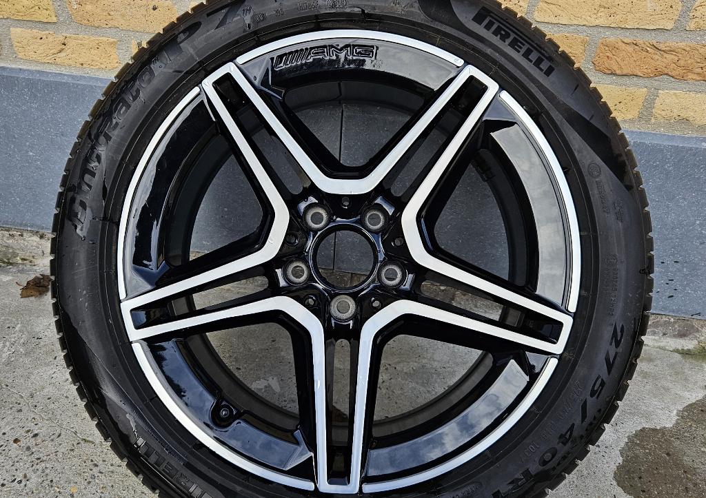 1 STUK Originele 5 spaaks AMG velg 18" + Pirelli band, Auto-onderdelen, Banden en Velgen, 18 inch, Gebruikt, Banden en Velgen