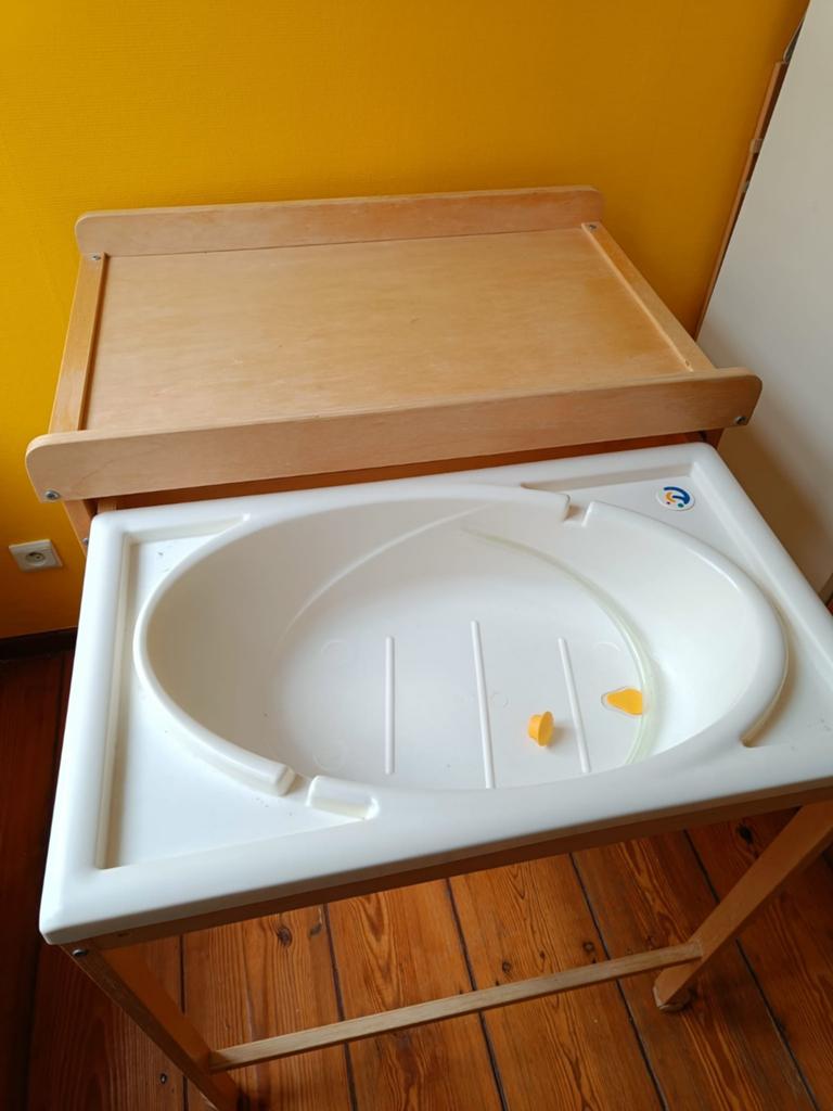 Table à langer avec baignoire