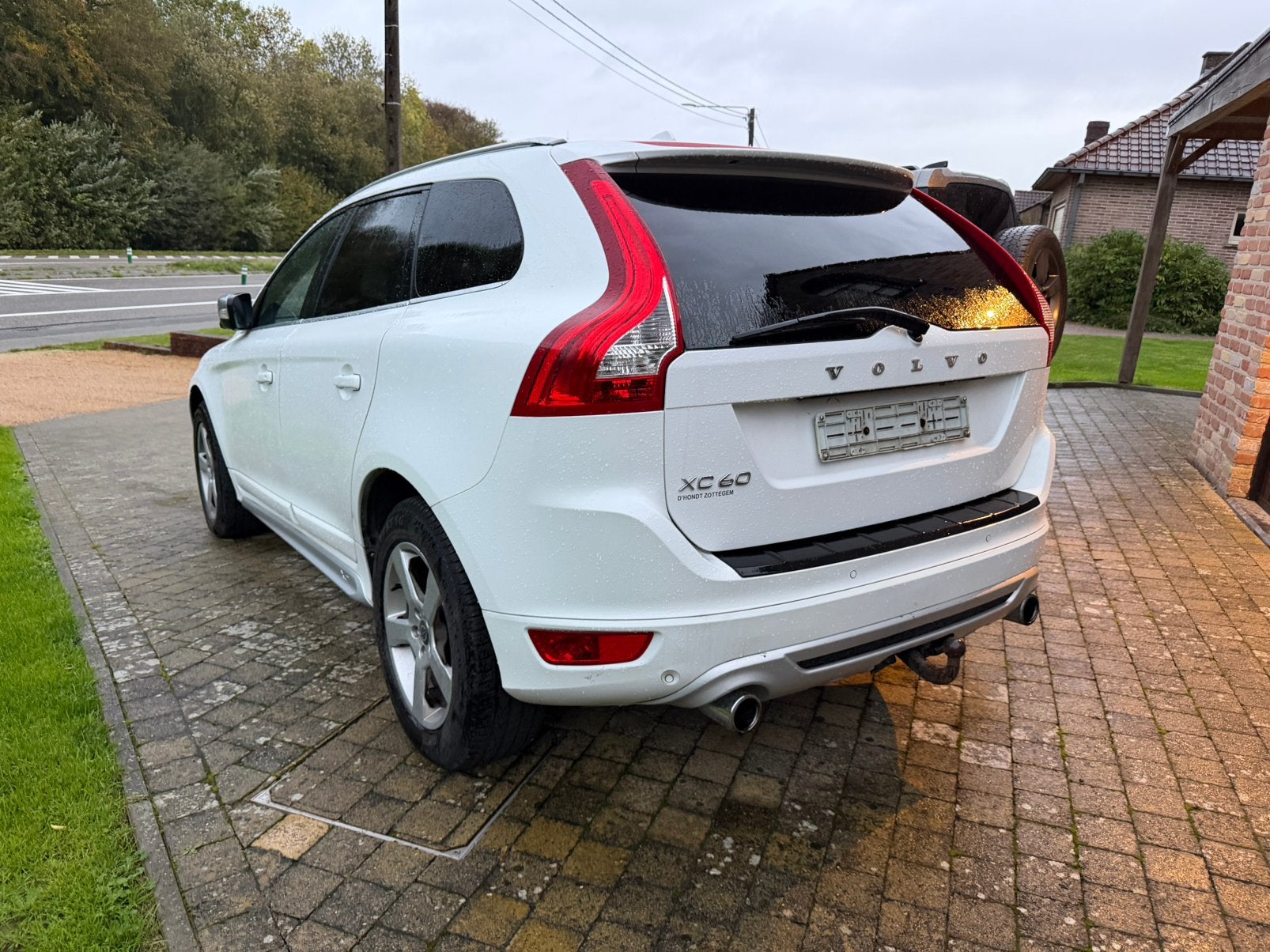 Volvo XC60 automaat R-design, Auto's, Zwart, 4 cilinders, 1984 cc, Wit