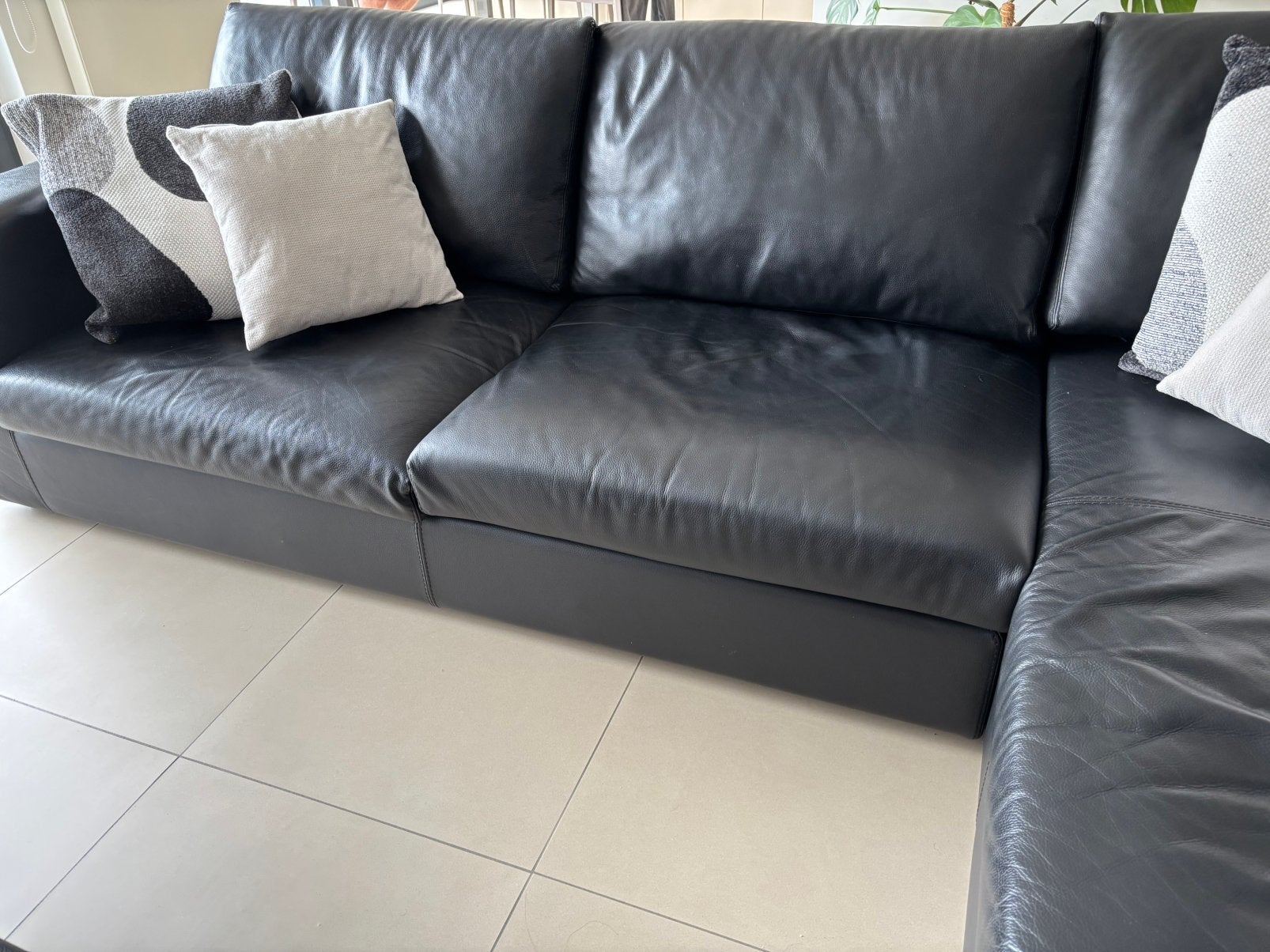 Canapé d'angle en cuir noir avec pouf, Maison & Meubles, Enlèvement, Utilisé, Cuir, Modern