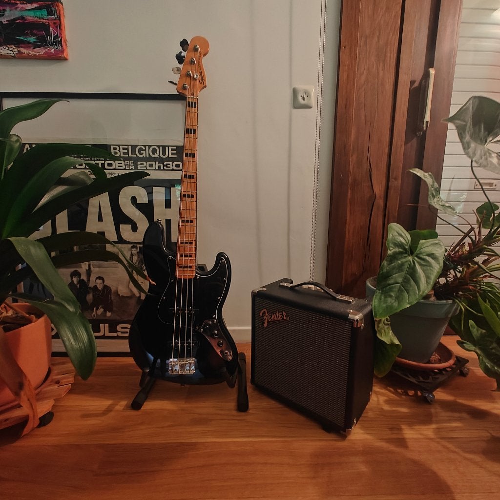 Basse de jazz Squier Classic Vibe + ampli Fender Rumble, Musique & Instruments, Instruments à corde | Guitares | Basses, Enlèvement
