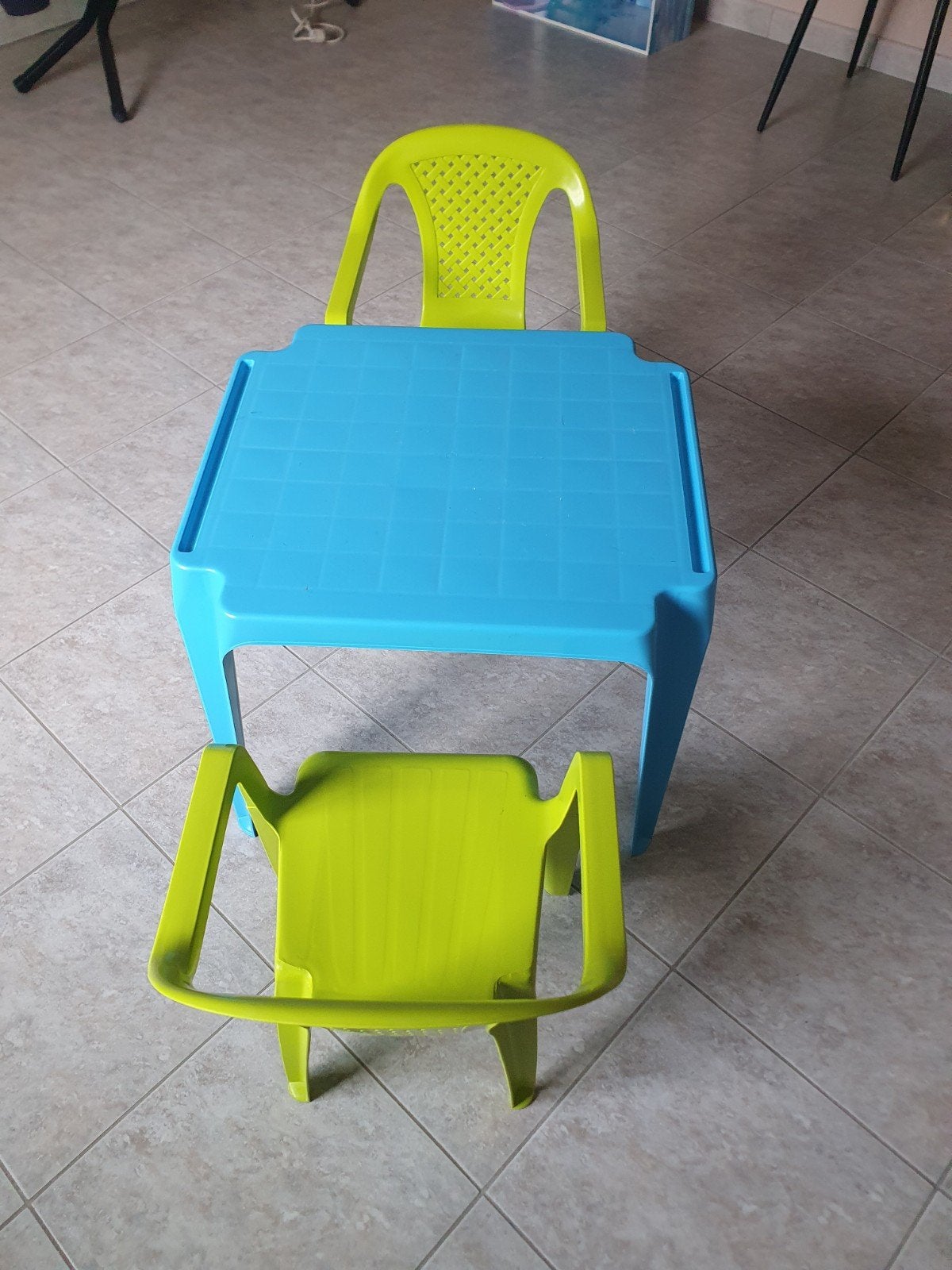 Kindertafel en stoelen, Enlèvement