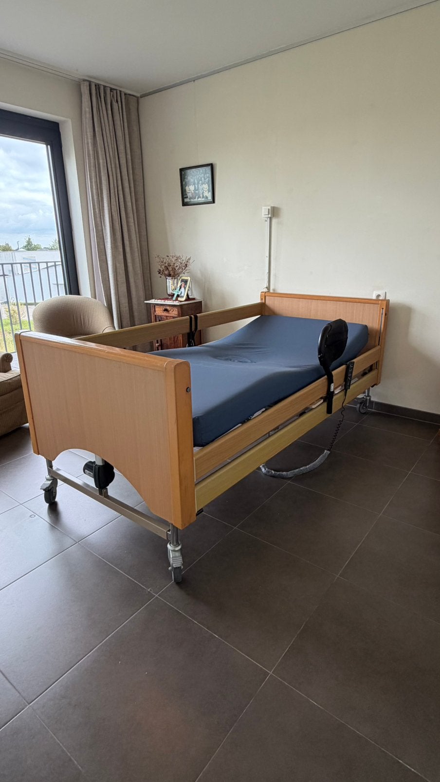 Elektrisch ziekenhuisbed inclusief zijsponden, Huis en Inrichting, Ophalen, Eenpersoons, Bruin, 200 cm