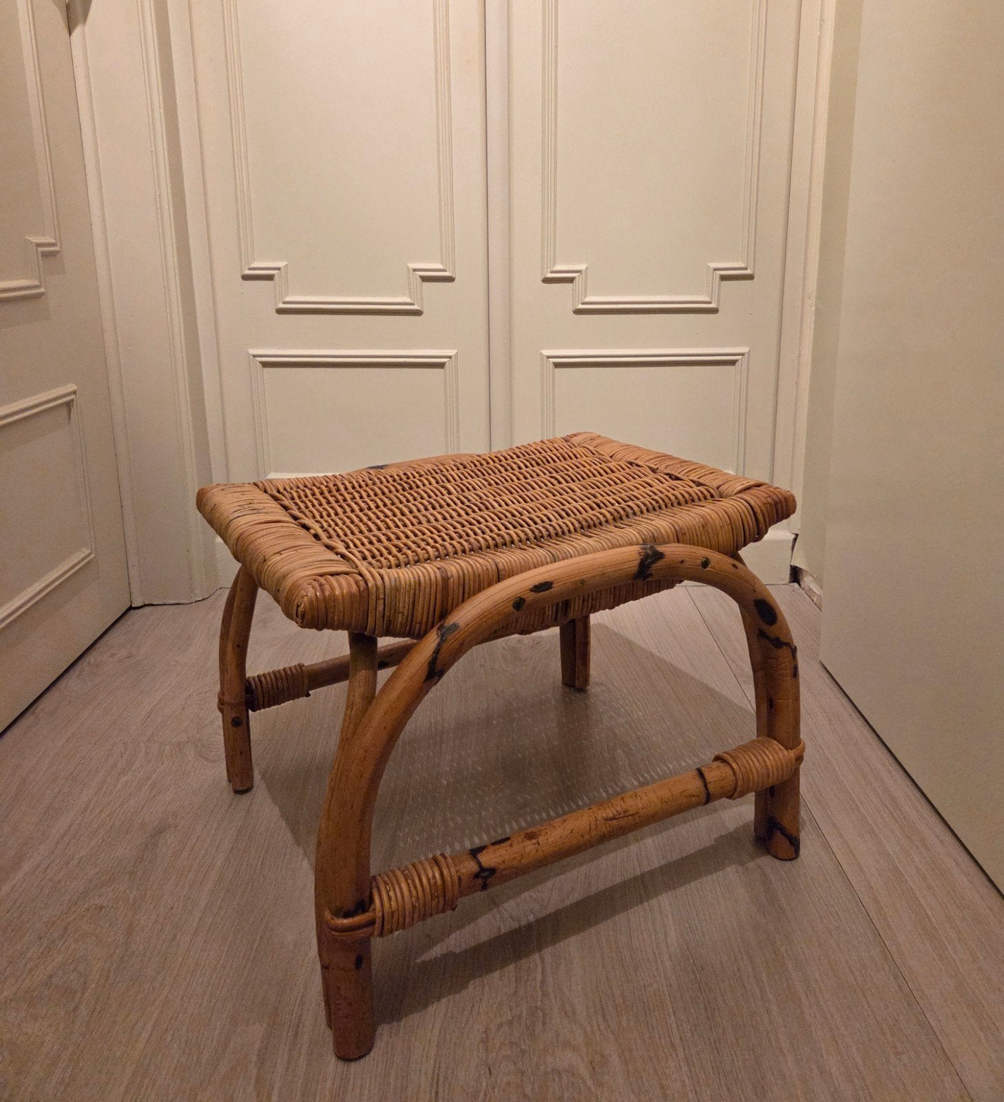 VINTAGE ROTAN VOETENBANKJE KRUKJE BIJZETTAFELTJE, Enlèvement