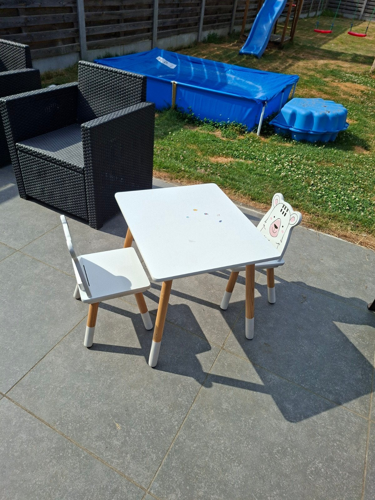 Houten kindertafel met 2 stoeltjes in goede staat, Ophalen