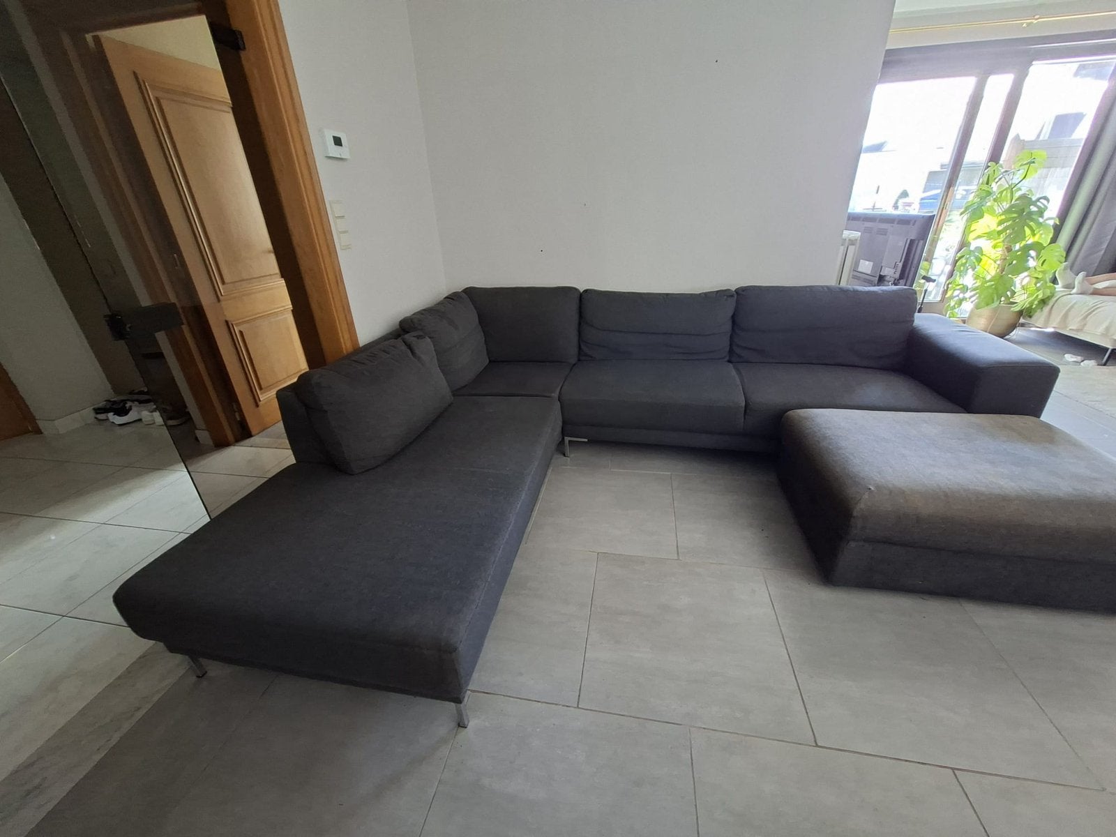 Donkergrijze L-Zetel te koop met GRATIS POEF, Ophalen, Gebruikt, Kunststof