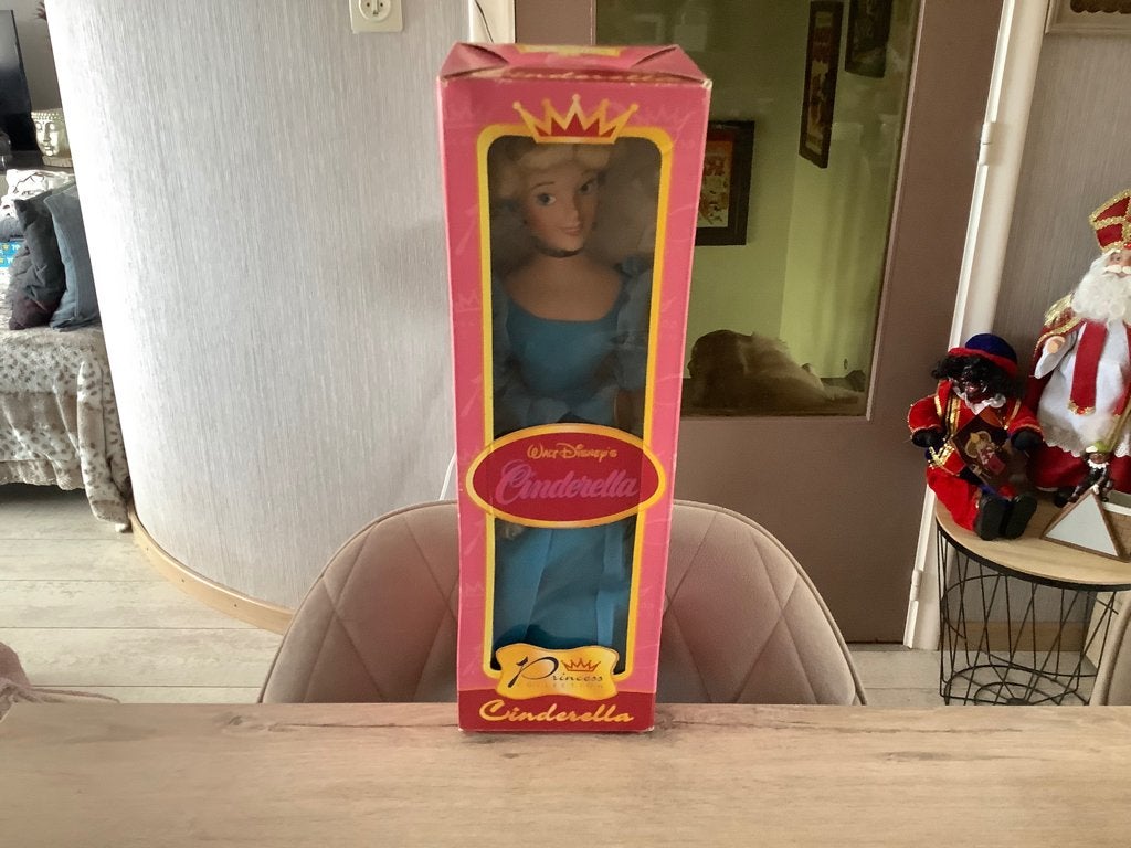 Walt Disney Cinderella porseleinen pop (Nieuw) (43 cm), Ophalen of Verzenden, Assepoester of Belle, Nieuw, Beeldje of Figuurtje