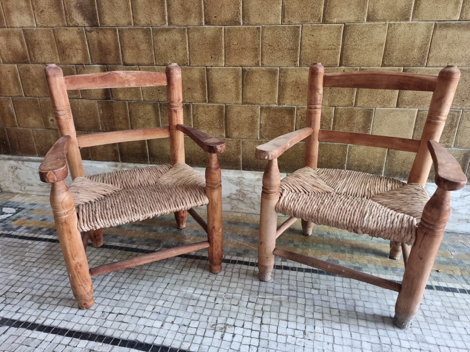 2 kinderstoelen van hout en stro (zitting 22 cm) 20,00€ voor, Ophalen