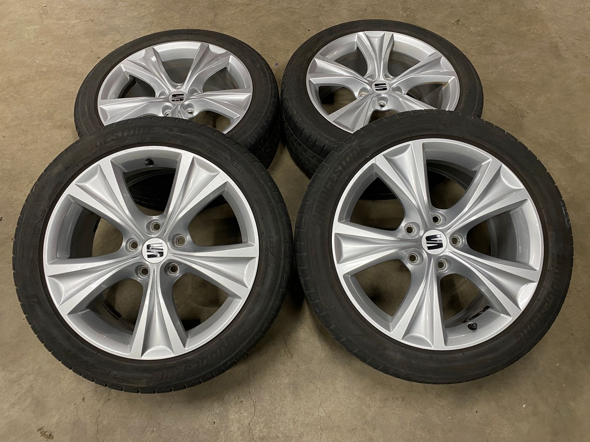 Diversen 17 inch originele velgen + zomerbanden Seat Leon, Autos : Pièces & Accessoires, Pneus et Jantes, Véhicule de tourisme