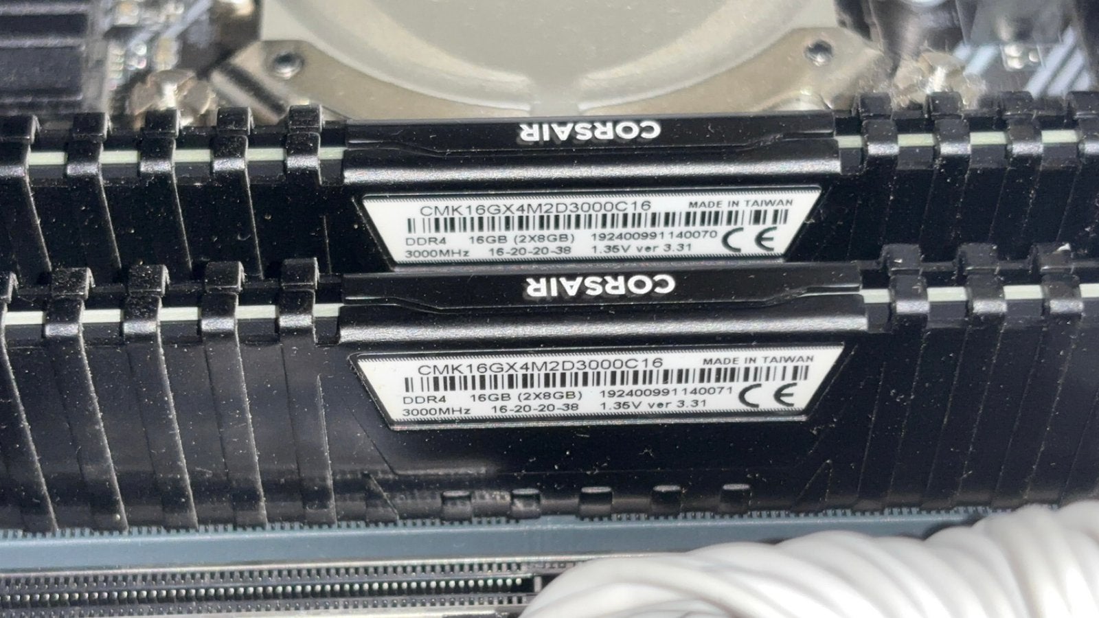 Vous recherchez une Corsair LPX DDR4 16 Go (2  8 Go), Informatique & Logiciels, Mémoire RAM, Enlèvement, Comme neuf, DDR4, 8 GB